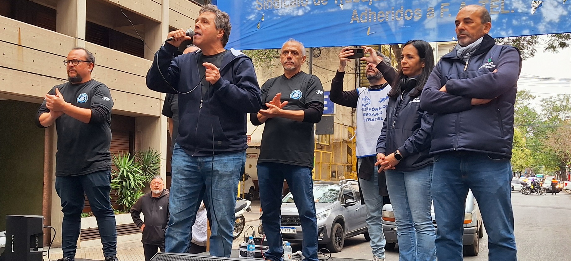 Telefónicos reclamaron aumento salarial frente a Telecom