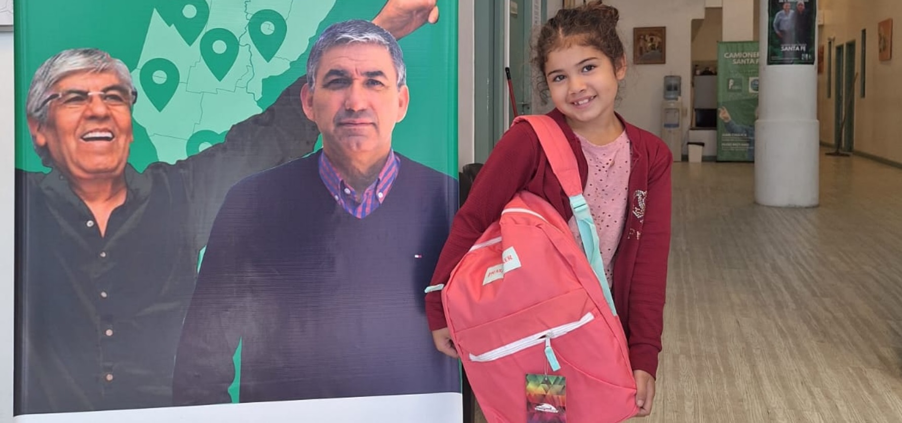 Vuelta al colegio: El Sindicato de Choferes de Camiones de Santa Fe entregó kits a sus afiliados