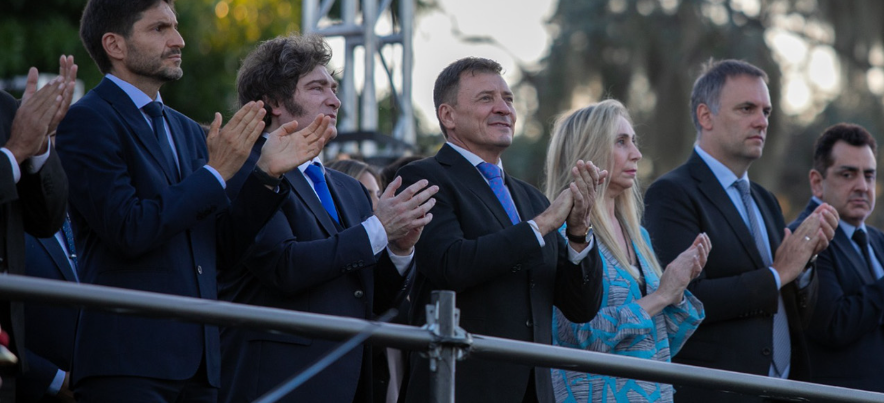 Milei encabezó la entrega del sable corvo de San Martín a los Granaderos: «Es el símbolo material más poderoso de Argentina»