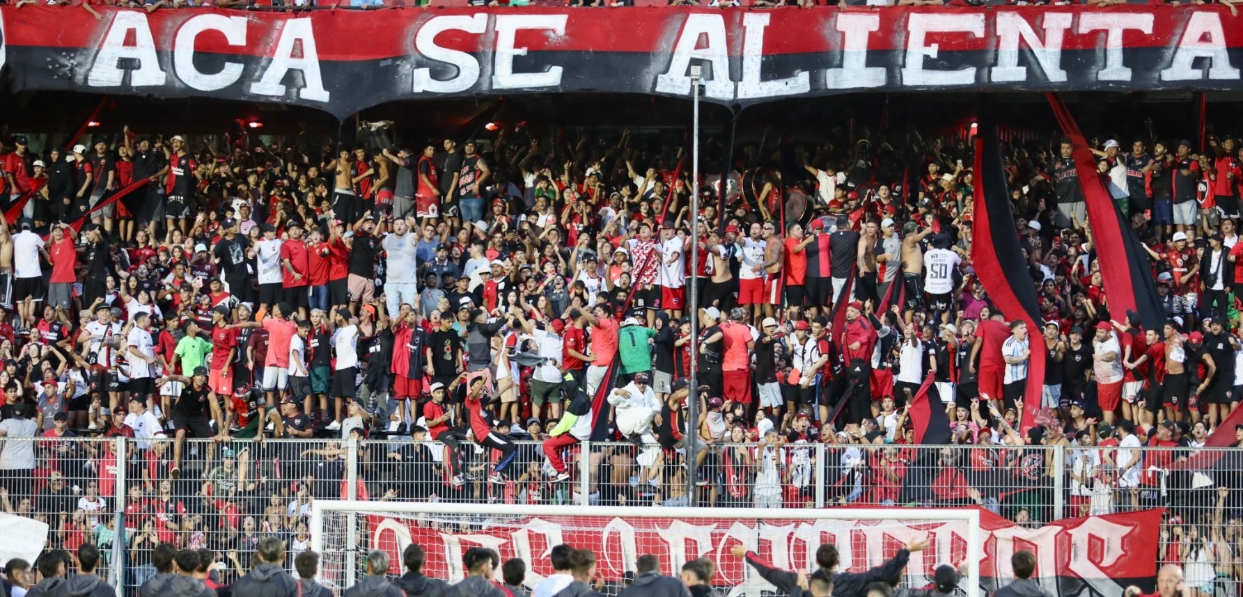 El rojinegro realizó su tradicional banderazo antes del clásico con Central