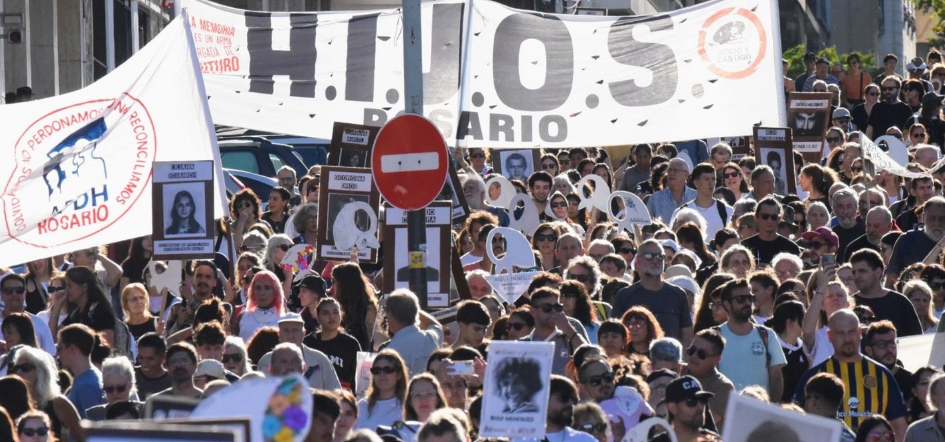 Multitudinaria marcha a 50 años del golpe del 24 de marzo de 1976 en Rosario