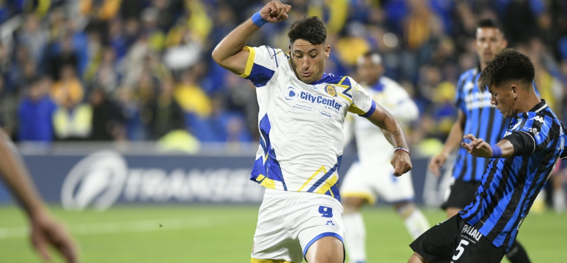 Central se reencontró con la victoria y derrotó a Atlético Tucumán por 2 a 1 con dos goles de Véliz