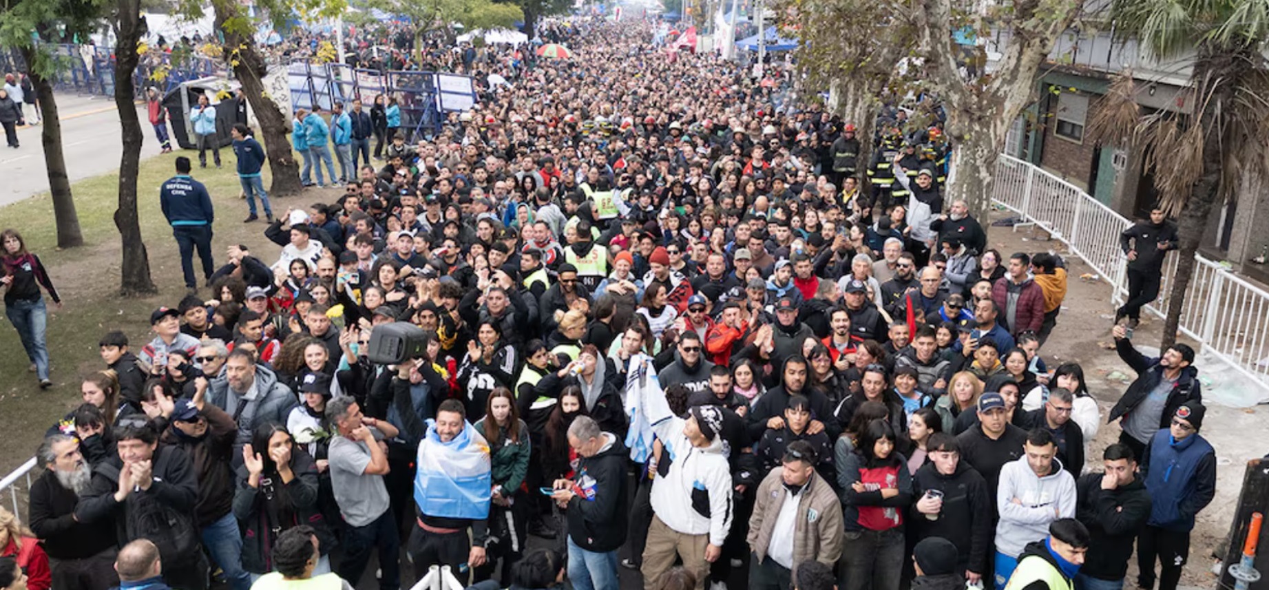 Multitudinaria despedida al Indio Solari en Avellaneda
