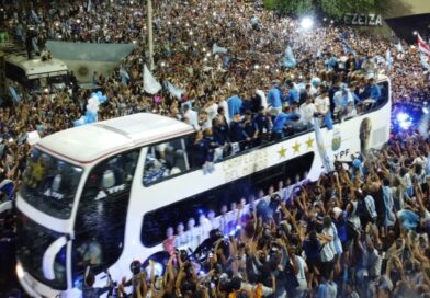 Una multitud recibió a la Scaloneta en su regreso a la Argentina tras el subcampeonato en el Mundial 2026